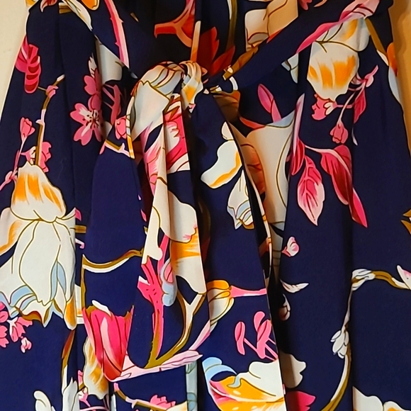 NWT navy and floral mock-neck flowy floral dress, size medium. - Picture 9 of 9